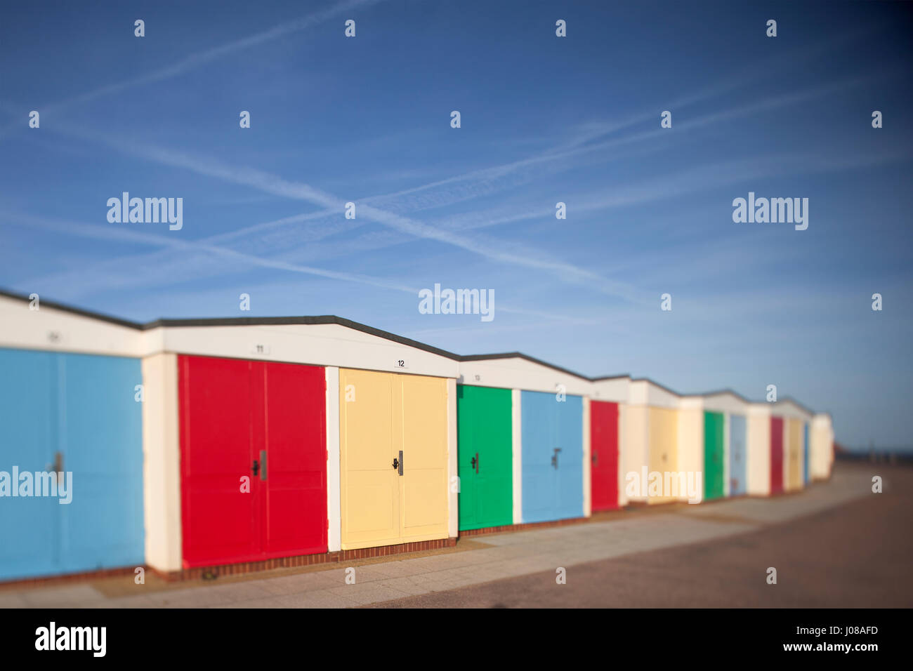 Eine Reihe von bunten Strandhäuschen am Strand von Exmouth, Devon, UK auf Tilt-Shift-Objektiv mit selektiven Fokus erschossen Stockfoto