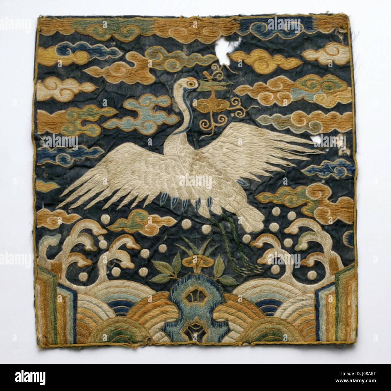 Dieses um 1900 entstandene deutsche Gemälde mit dem Titel „Gespräch unter Nachbarn“ zeigt einen zwanglosen Austausch zwischen zwei Personen in einem häuslichen Umfeld. Das Gemälde reflektiert die soziale Dynamik der Zeit und veranschaulicht einen Moment des Alltags und der intimen Unterhaltung. Die Aufmerksamkeit der Künstlerin auf Interaktion und Atmosphäre gibt einen Einblick in die gesellschaftlichen Gebräuche des frühen 20. Jahrhunderts in Deutschland. Stockfoto