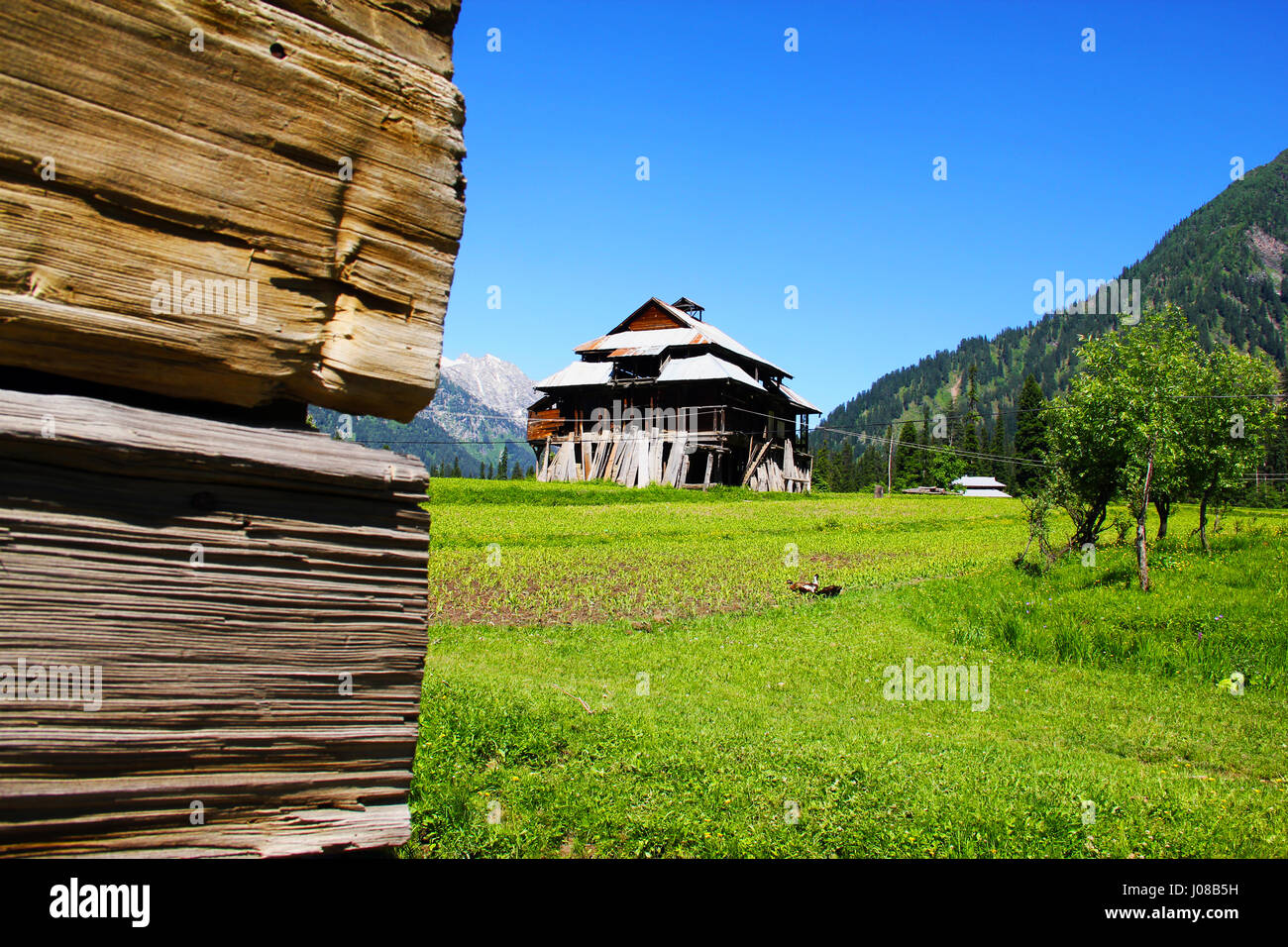 Eine traditionelle Moschee im Neelum-Tal im Kaschmir Stockfoto