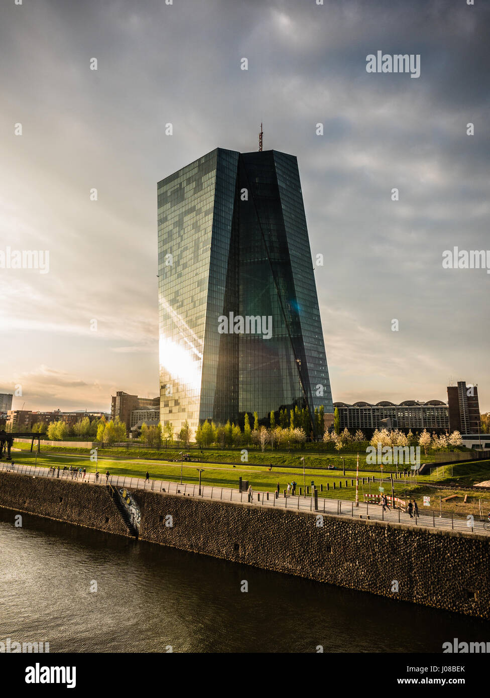 Foto von der Europäischen Zentralbank und des Mains am Abend Stockfoto