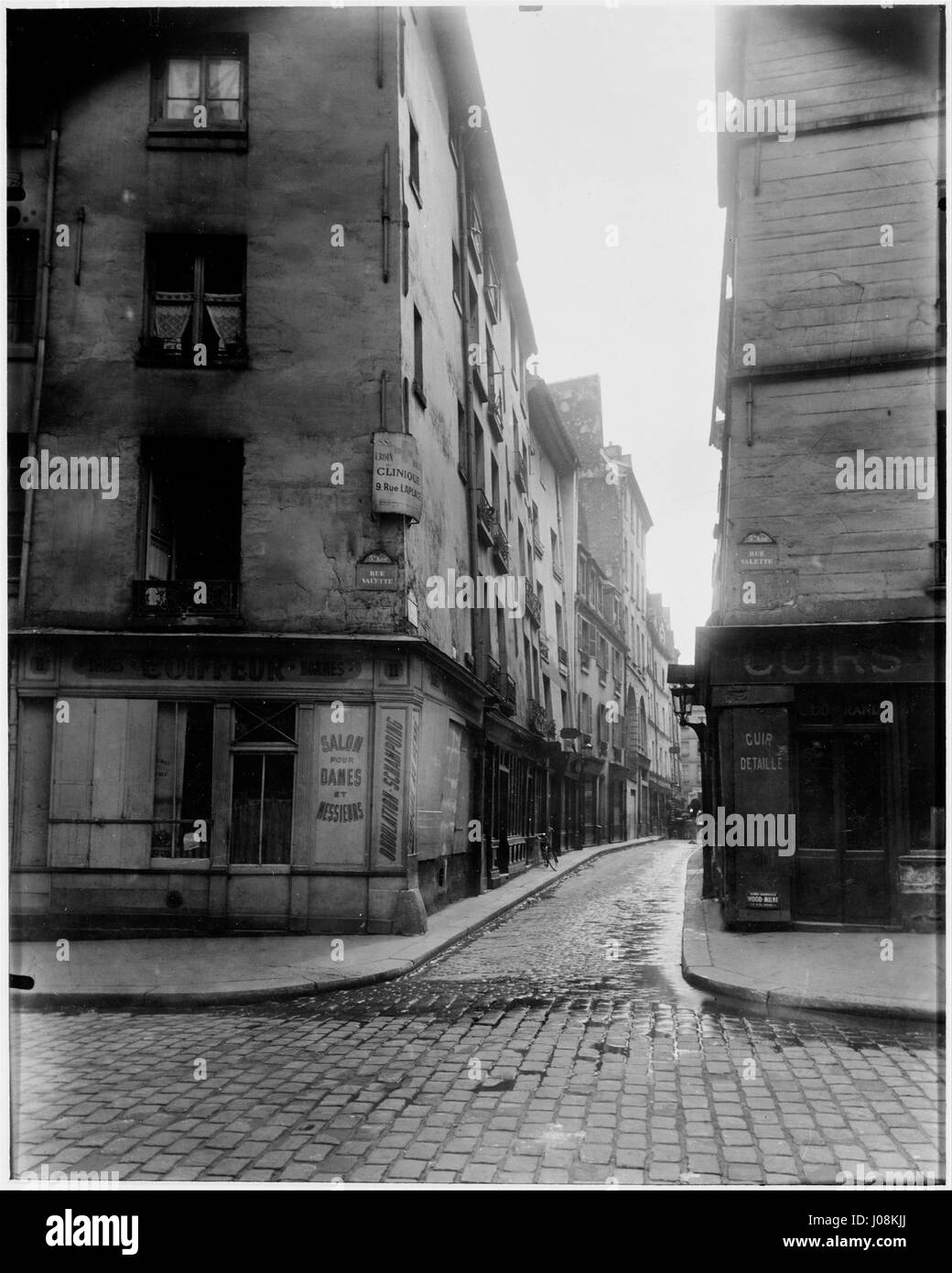 Dieses Foto von Eugène Atget aus dem Jahr 1926 zeigt zwei Straßen in Paris, die Rue Laplace und die Rue Valette. Atgets Arbeiten sind bekannt dafür, die städtische und architektonische Landschaft von Paris im späten 19. Und frühen 20. Jahrhundert zu dokumentieren und einen Einblick in den Wandel der Stadt während dieser Zeit zu geben. Stockfoto