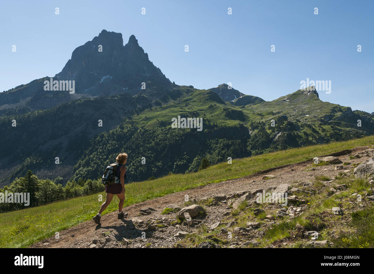 Frankreich, Pyrenäen, Lacs d'Ayous Seen, Pic du Midi d'Ossau mit Wanderer Stockfoto