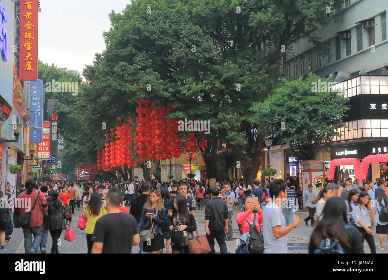 Menschen besuchen Peking Lu Road Einkaufsviertel in Guangzhou China. Stockfoto