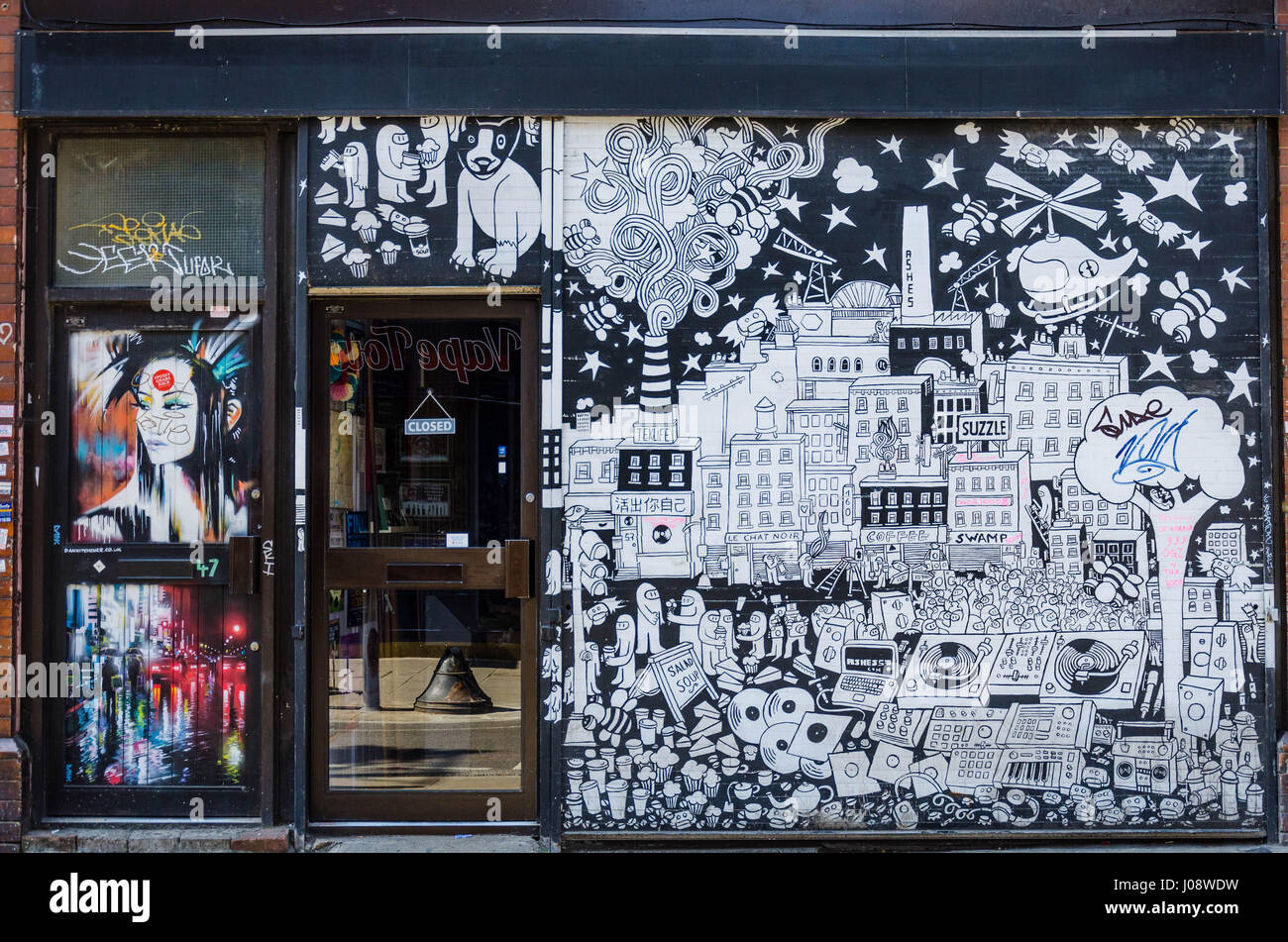 Nr. 47 Brick Lane ist mit einem schwarzen und weißen Wandbild Darstellung einer Industrielandschaft in Kombination mit Musik eingerichtet. Stockfoto
