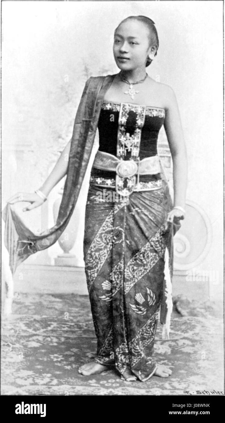 „Rongeng Oeffentliche Tänzerin“ aus dem Jahr 1890 von einem unbekannten Künstler fängt eine öffentliche Tänzerin ein, die den traditionellen Rongeng-Tanz aufführt. Dieses Kunstwerk spiegelt die kulturellen Praktiken und pulsierenden öffentlichen Aufführungen dieser Zeit wider. Stockfoto