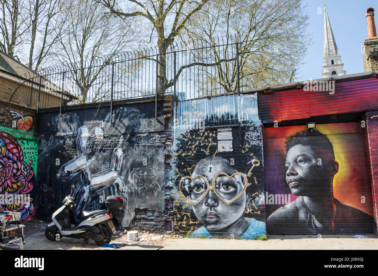 Bunte Wandmalereien schmücken die Wände von einem Parkplatz direkt an der Brick Lane im Osten Londons. Stockfoto
