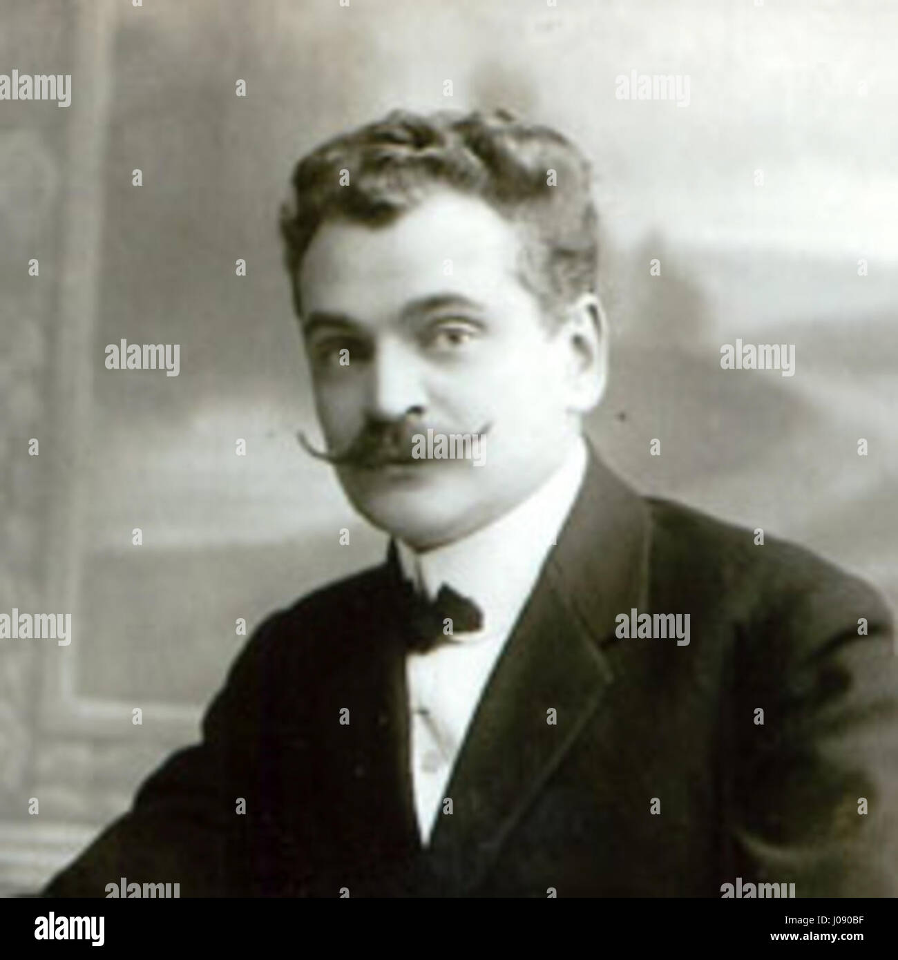 Die *Siegesparade* auf dem Roten Platz in Moskau feiert die Niederlage Nazi-Deutschlands im Zweiten Weltkrieg. Die jährlich stattfindende Parade zeigt Russlands militärische Stärke und ehrt die Veteranen, die zum Sieg beigetragen haben. Stockfoto