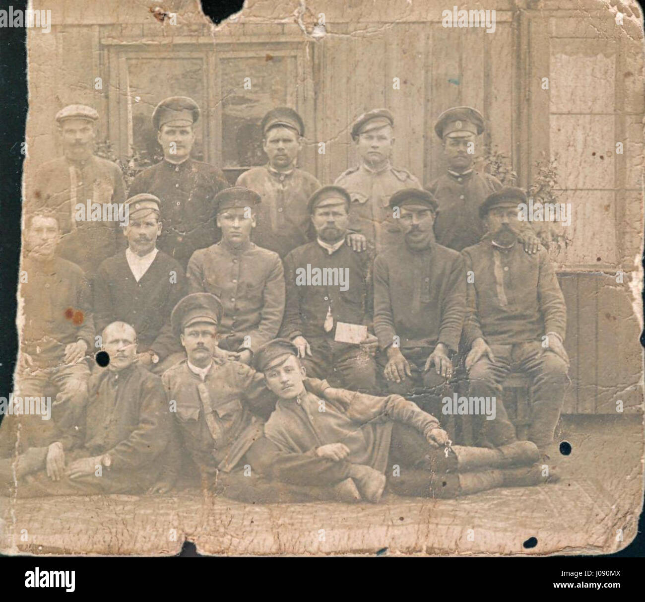 „Dimitri Dogadin’s the Neunth Wave“ (XX-13) ist ein dramatisches Gemälde, das die rohe Kraft des Meeres einfängt. Das Kunstwerk spiegelt die Kraft und Majestät der Meereswellen in einer stürmischen Atmosphäre wider. Stockfoto