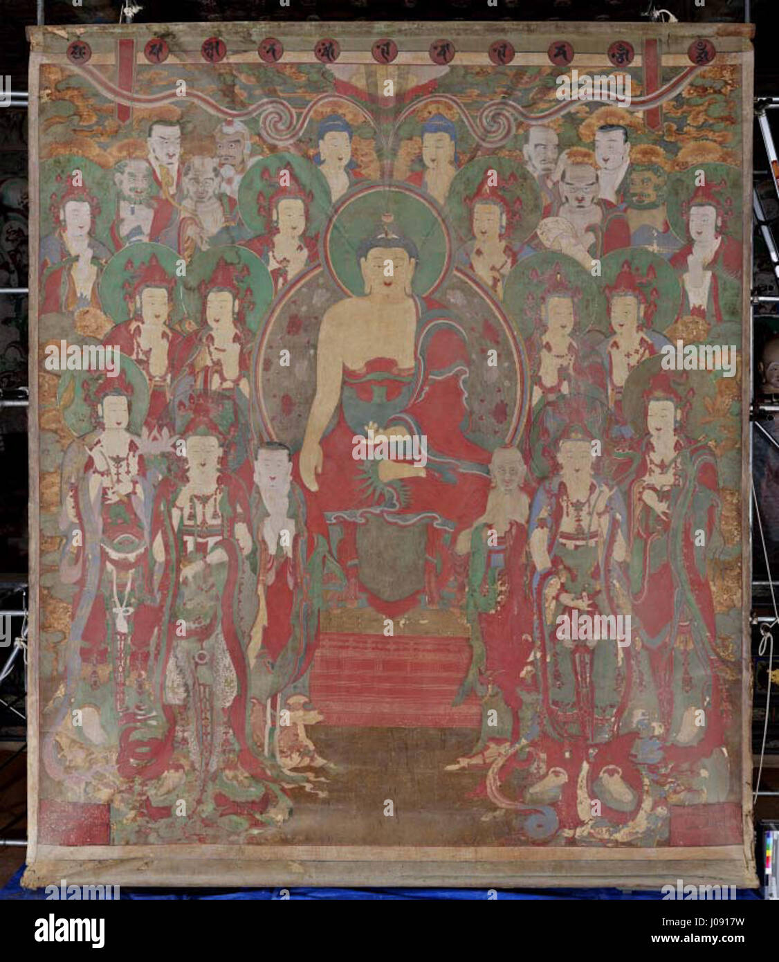 Dieses koreanische Gemälde mit dem Titel „Flying Birds“ fängt einen ruhigen und anmutigen Moment der Vögel im Flug ein. Das Stück veranschaulicht die Schönheit der Natur und die zarte Bewegung der Vögel, die über den Himmel fliegen. Stockfoto