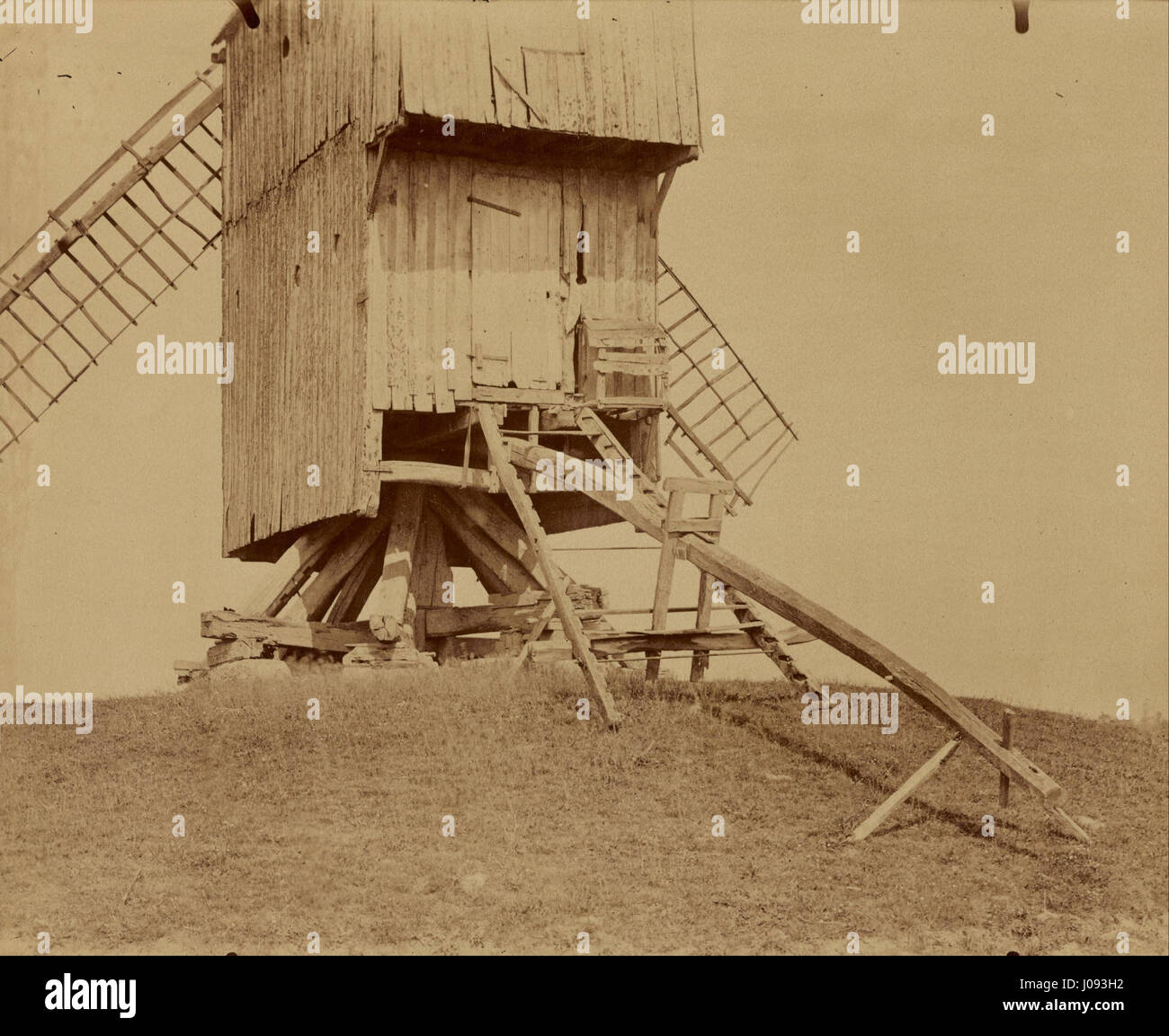 „Moulin (Somme)“ von Eugène Atget erfasst die französische Landschaft mit Schwerpunkt auf einer ländlichen Mühle in der Region Somme. Atgets Fotografie spiegelt die Einfachheit des ländlichen Lebens wider. Stockfoto