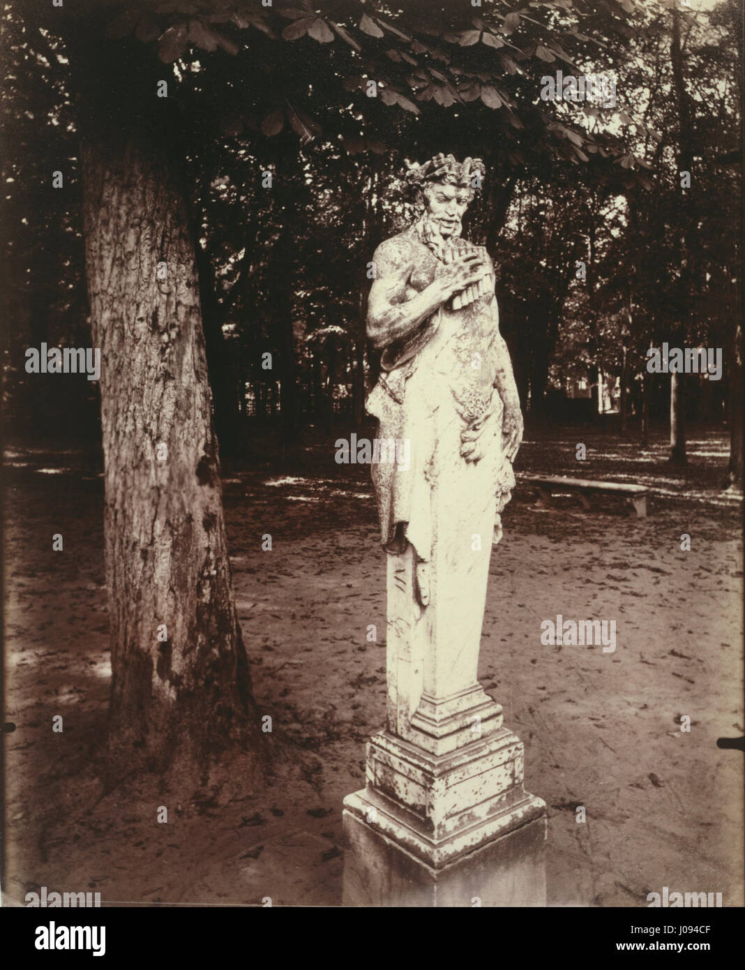 Eugène Atgets „Versailles-Faun“ (1921–1922) ist ein silberner Albumenabdruck, der eine Statue eines Faun in den Gärten von Versailles, Frankreich, darstellt. Atget dokumentierte sorgfältig die Skulpturen des Parks und hielt ihre komplizierten Details und die Umgebung fest. Stockfoto