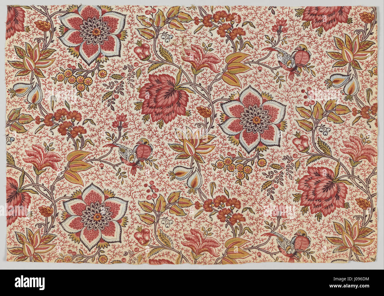 „Fleurs et Oiseaux sur Fond Brindilles Pointillées“ von Oberkampf & Cie. Ist ein Textildesign mit zarten Blumen und Vögeln vor einem gepunkteten Hintergrund. Das Design zeigt die Eleganz französischer Stoffmuster aus dem 18. Jahrhundert und verkörpert den Rokoko-Stil. Stockfoto