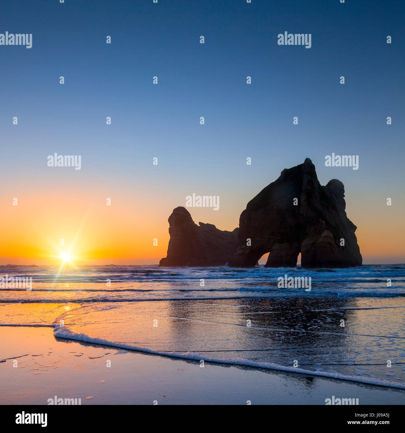 Wharariki Beach und Archway Islands, Tasman, Neuseeland. Stockfoto