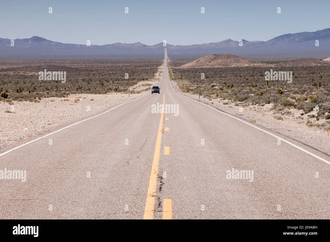 Die Extraterrestrial Highway, Nevada State Route 375, in der Nähe von Nellis Air Force Range, Area 51 und Groom Lake. Stockfoto