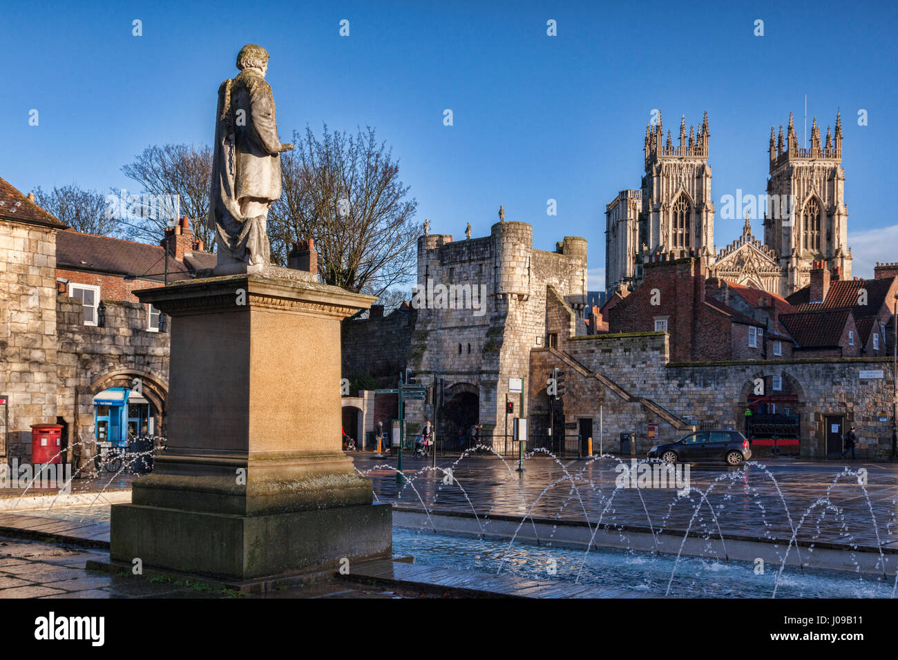 Eine feine Wintertag in der Stadt York, North Yorkshire, England, Großbritannien und die 1911-Statue von William Etty blickt auf Monkgate und York Minster. Stockfoto