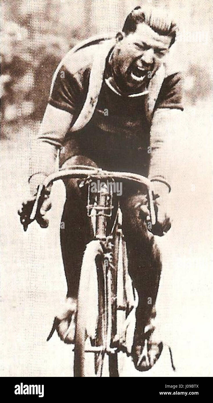 Jean Maréchal war ein französischer Radfahrer, der für seine Leistung beim Paris-Roubaix 1930 bekannt war, einem der renommiertesten Eintagesrennen im Radsport. Seine Teilnahme an diesem zermürbenden Rennen, oft als „Hölle des Nordens“ bezeichnet, unterstrich seine Ausdauer und sein Können als Wettkampffahrer während des frühen 20. Jahrhunderts. Stockfoto