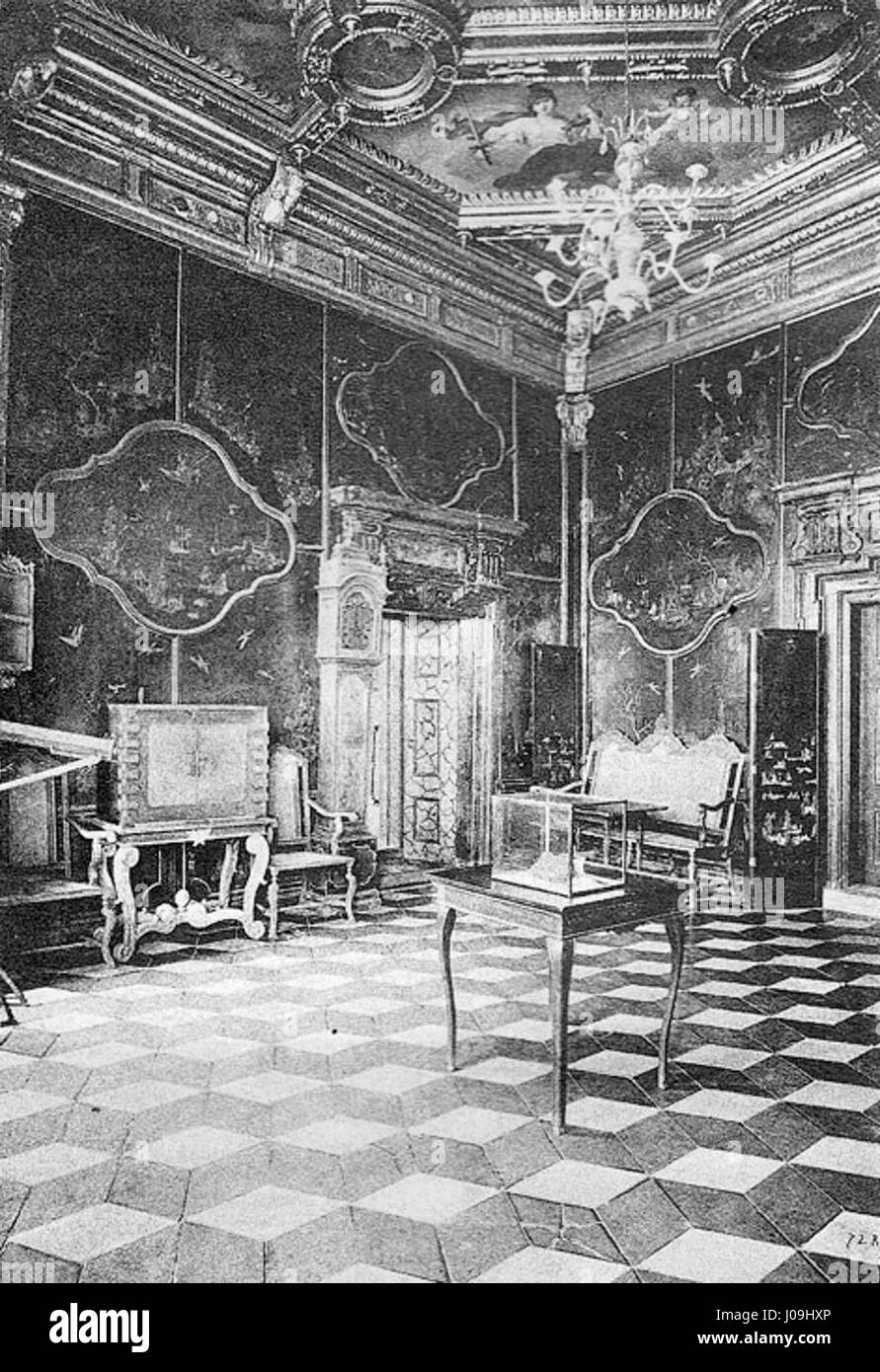 Das „Podhorce Pokój Chiński“ ist ein Raum im Schloss Podhorce in der Ukraine, bekannt für seine Inneneinrichtung im chinesischen Stil. Dieser Raum spiegelt den kulturellen Austausch zwischen Europa und dem Fernen Osten im 18. Jahrhundert wider, mit dekorativen Elementen, die von chinesischer Kunst beeinflusst wurden. Stockfoto
