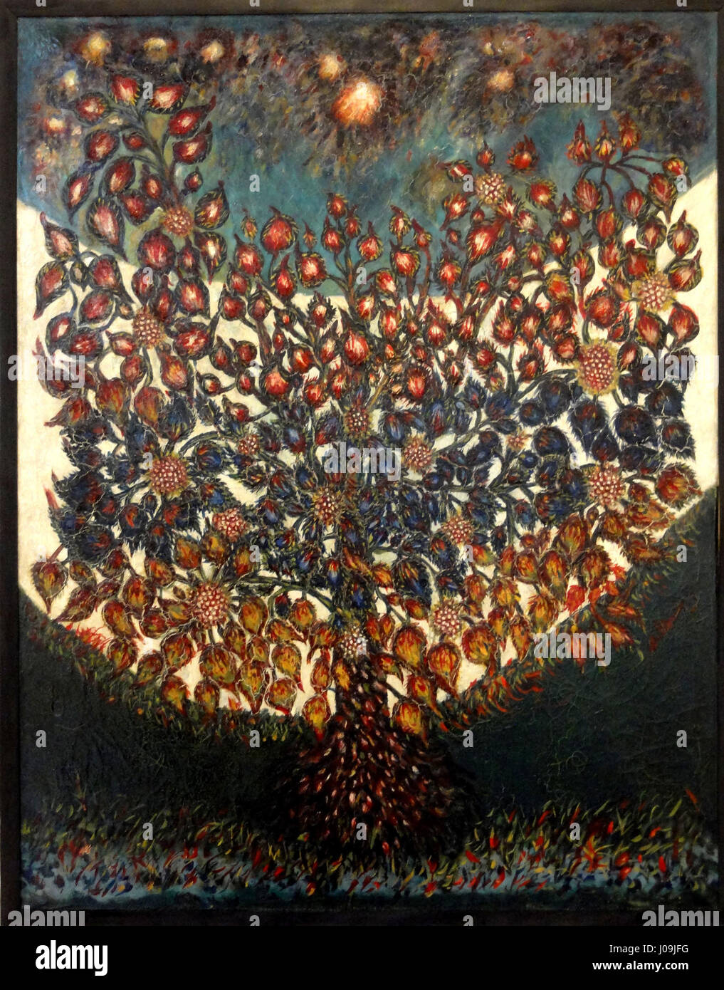 Séraphine Louis' 'L'arbre de vie' (Baum des Lebens), gemalt 1928, wird im Musée d'Art et d'Archéologie in Senlis ausgestellt. Das Stück spiegelt Louis’ unverwechselbaren, von der Natur beeinflussten Stil mit lebhaften Farben und symbolischen Elementen wider. Stockfoto