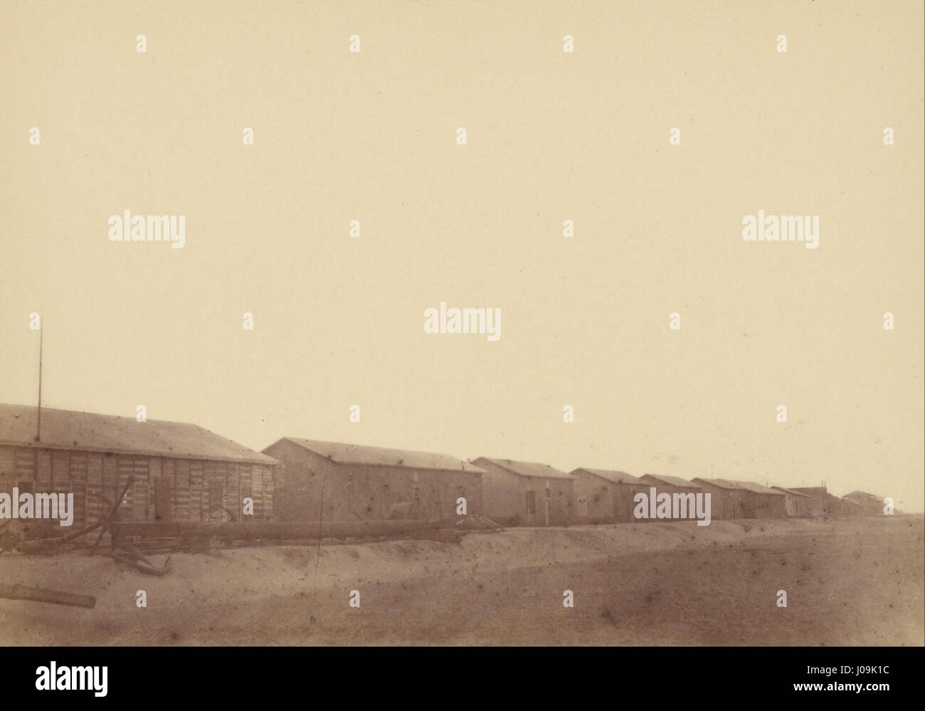 „Landschaft mit Lagerhäusern“ ist ein Foto von Théodule Devéria aus dem Jahr 1865. Der silberne Albumendruck misst 11,5 x 16,4 cm und zeigt Lagerhäuser, die Devérias Fokus auf Alltagsszenen widerspiegeln. Stockfoto