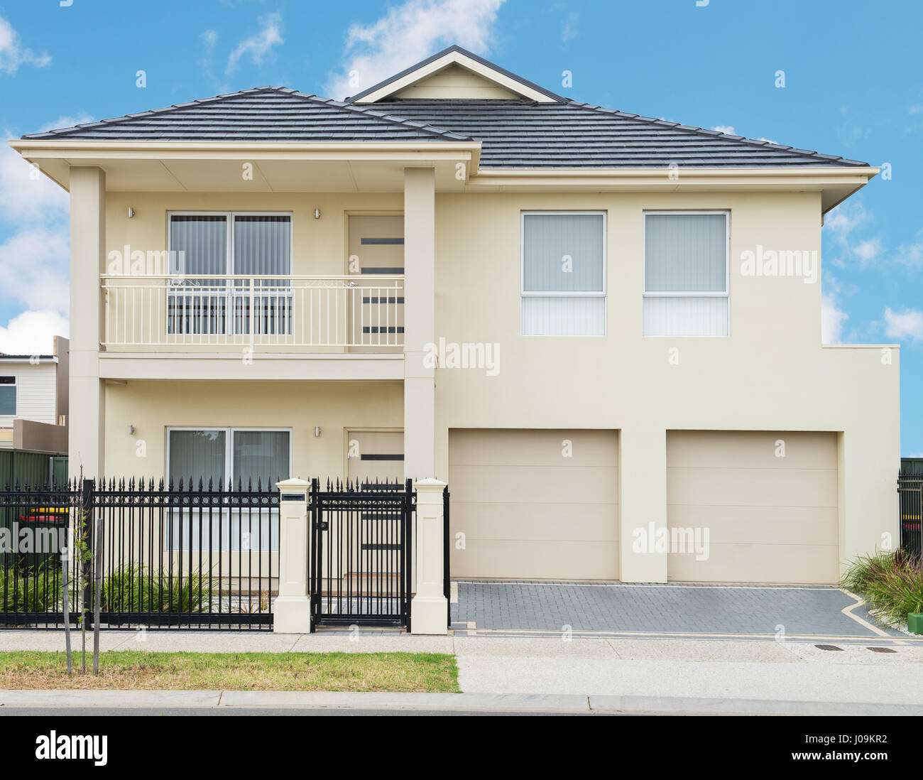 Typische Fassade ein modernes Vorstadthaus am Mittag Stockfoto