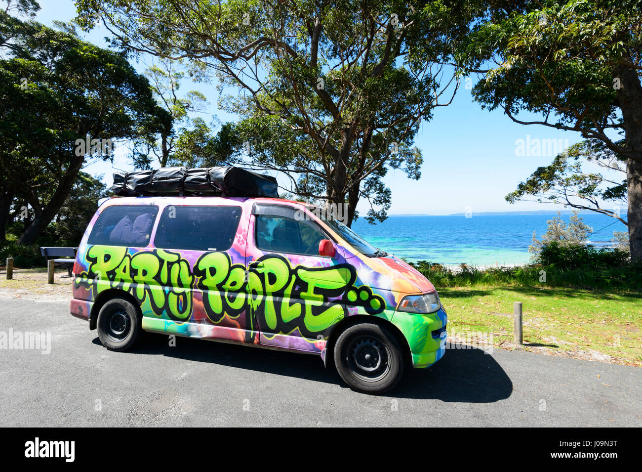 Campervan dekoriert mit Graffiti parkte am Hyams Beach, Jervis Bay, South Coast, New-South.Wales, NSW, Australien Stockfoto