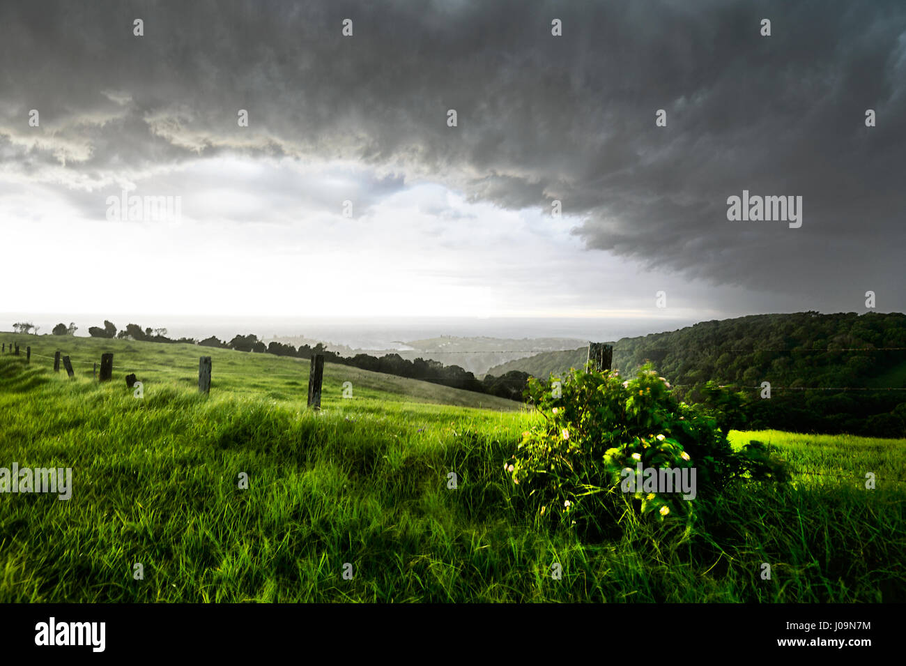 Stürmisches Wetter mit schwarzen Wolken über Kiama, gesehen von Saddleback Mountain, Illawarra Coast, New-South.Wales, NSW, Australien Stockfoto