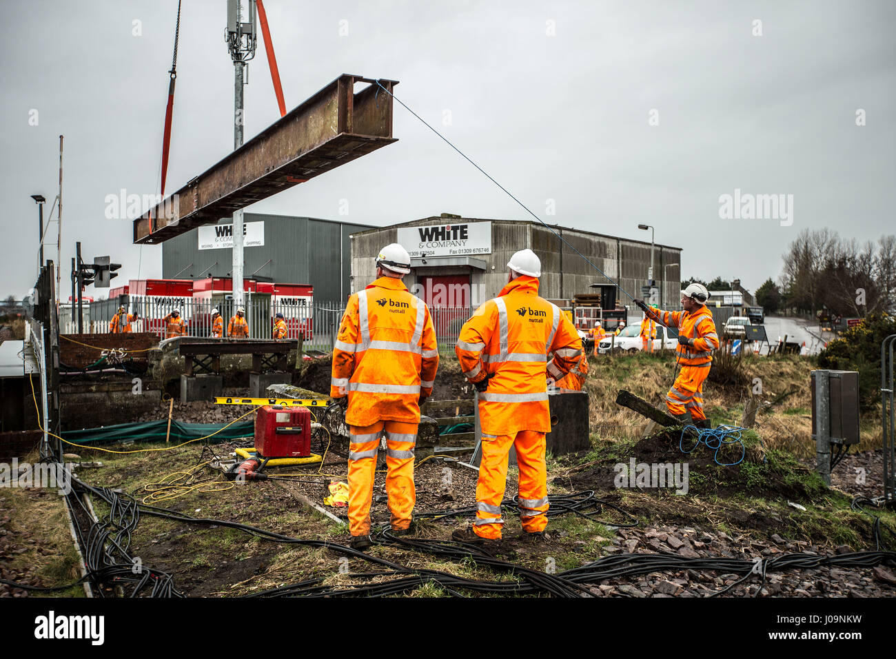 Schiene-Bauarbeiter, die Installation einer Balkenbrücke Stockfoto