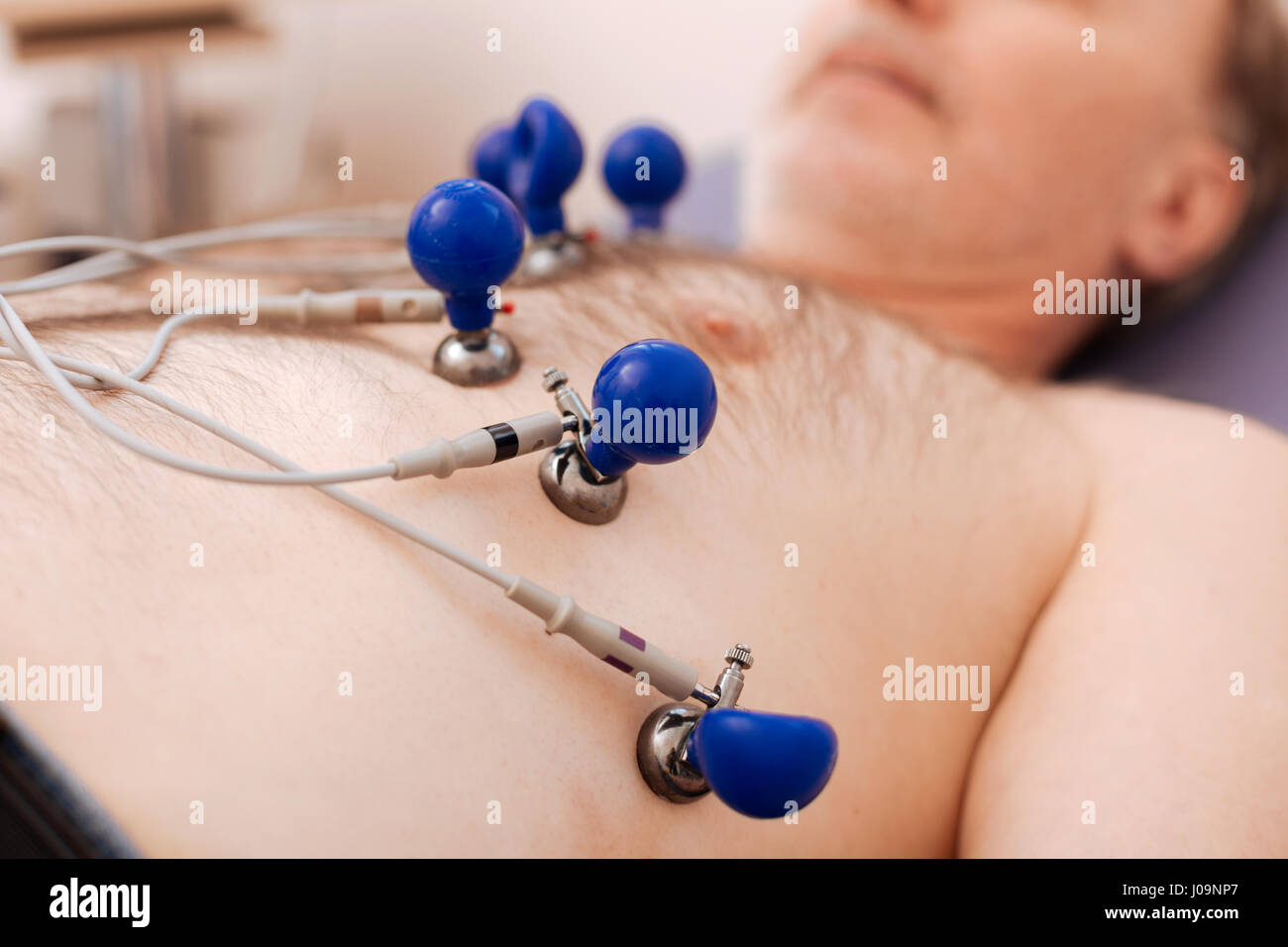 Geschulten Kardiologen machen ein Echokardiogramm Stockfoto