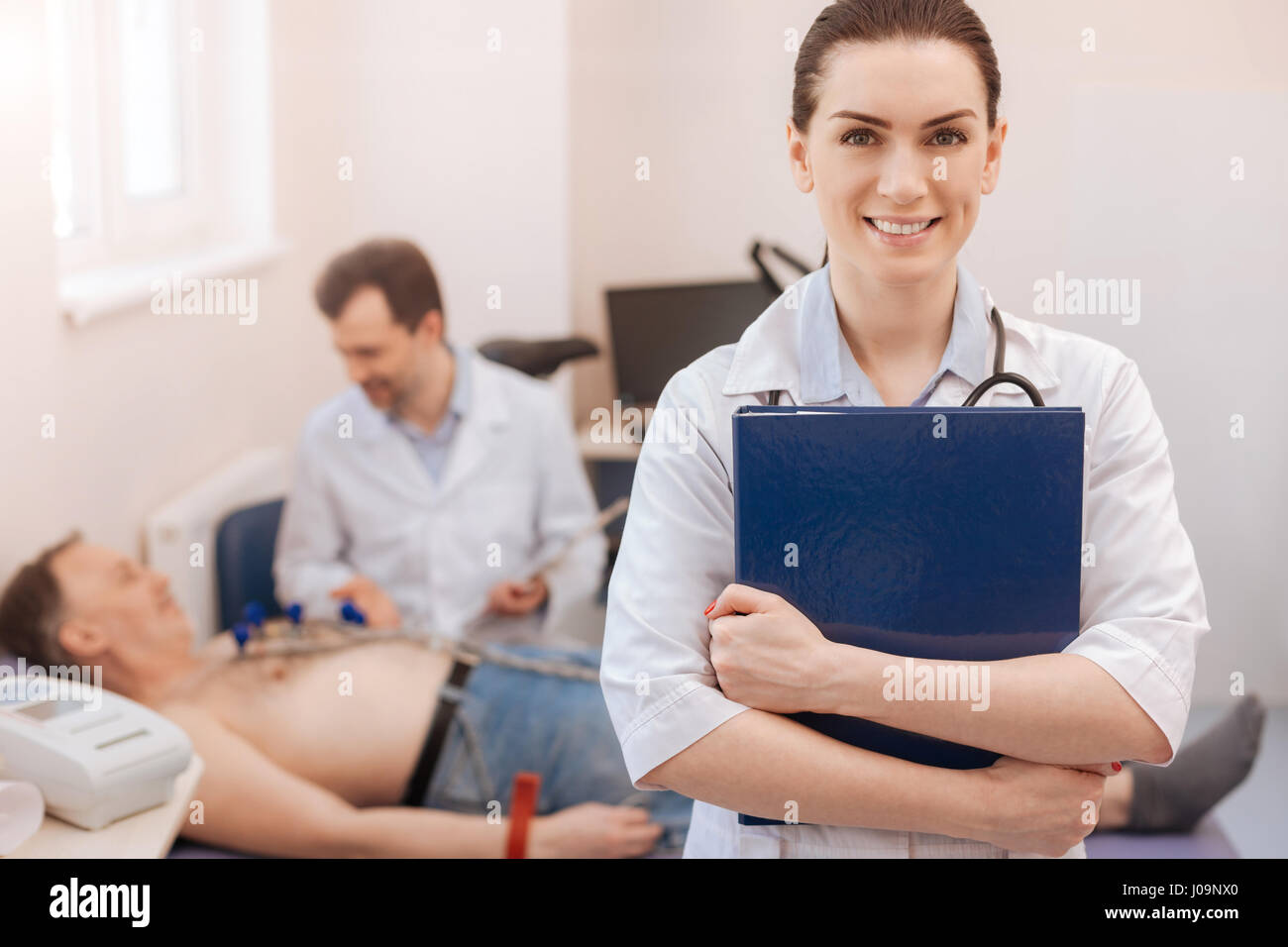 Herausragende junge Kardiologe glücklich ihren Job machen Stockfoto