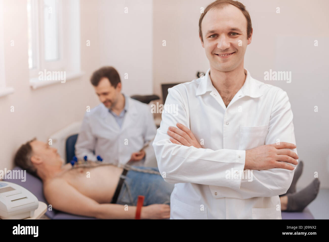 Junge zuständigen Arzt Unterstützung seiner Kollegen Kardiologen Stockfoto