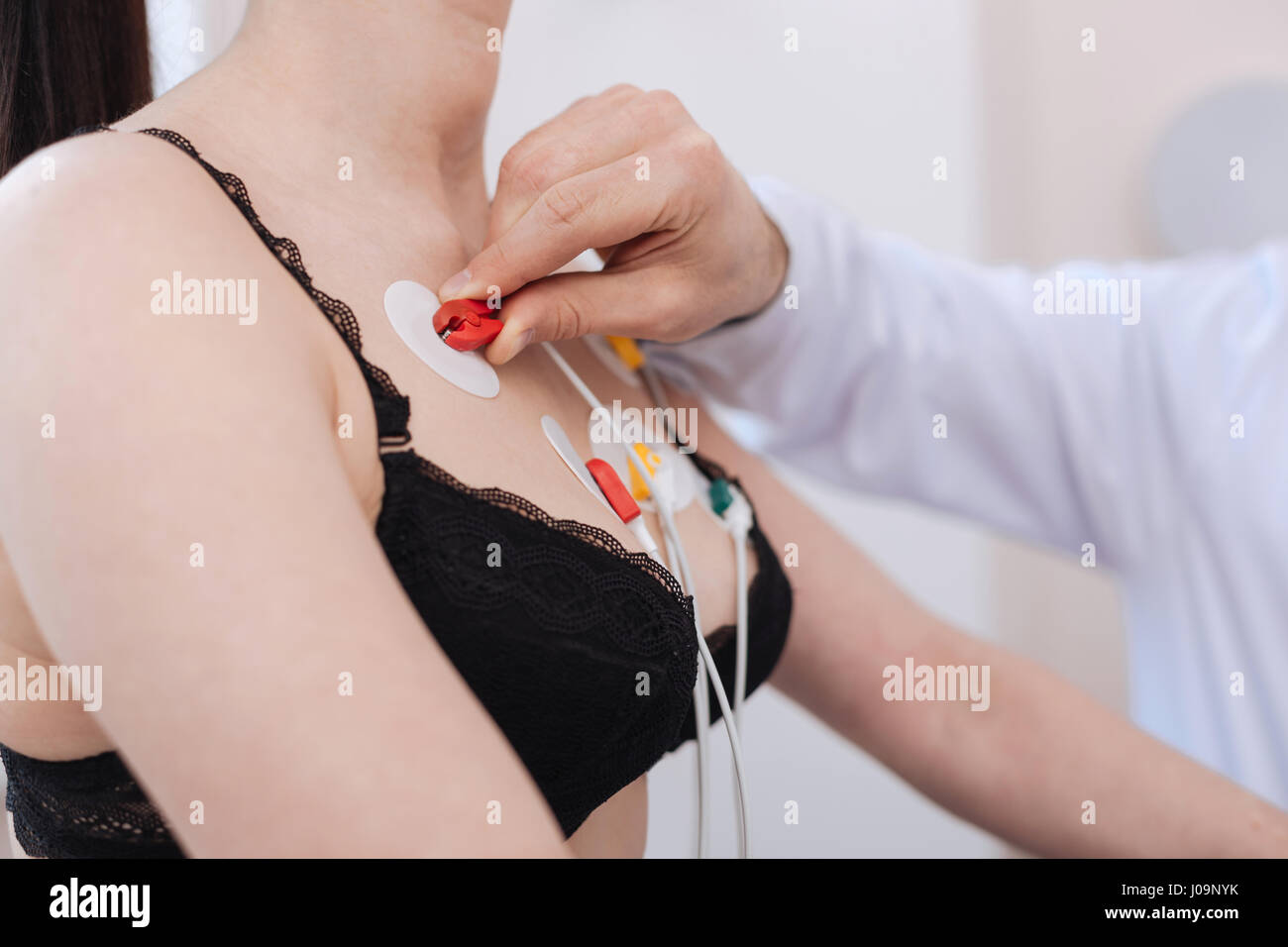 Beobachtung aus einer neuen Perspektive. Bekannte zeitgenössische Mediziner einige Prüfungen auf menschlichen Herz-Kreislauf-System mit elektronischer Stockfoto