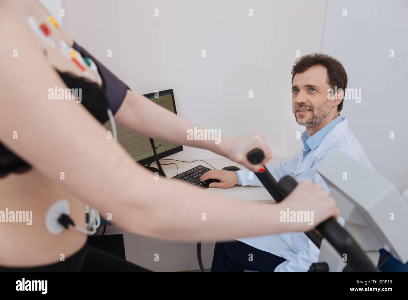 Sympathische ausgezeichnete Kardiologe nach einem Gespräch mit seinem Patienten Stockfoto