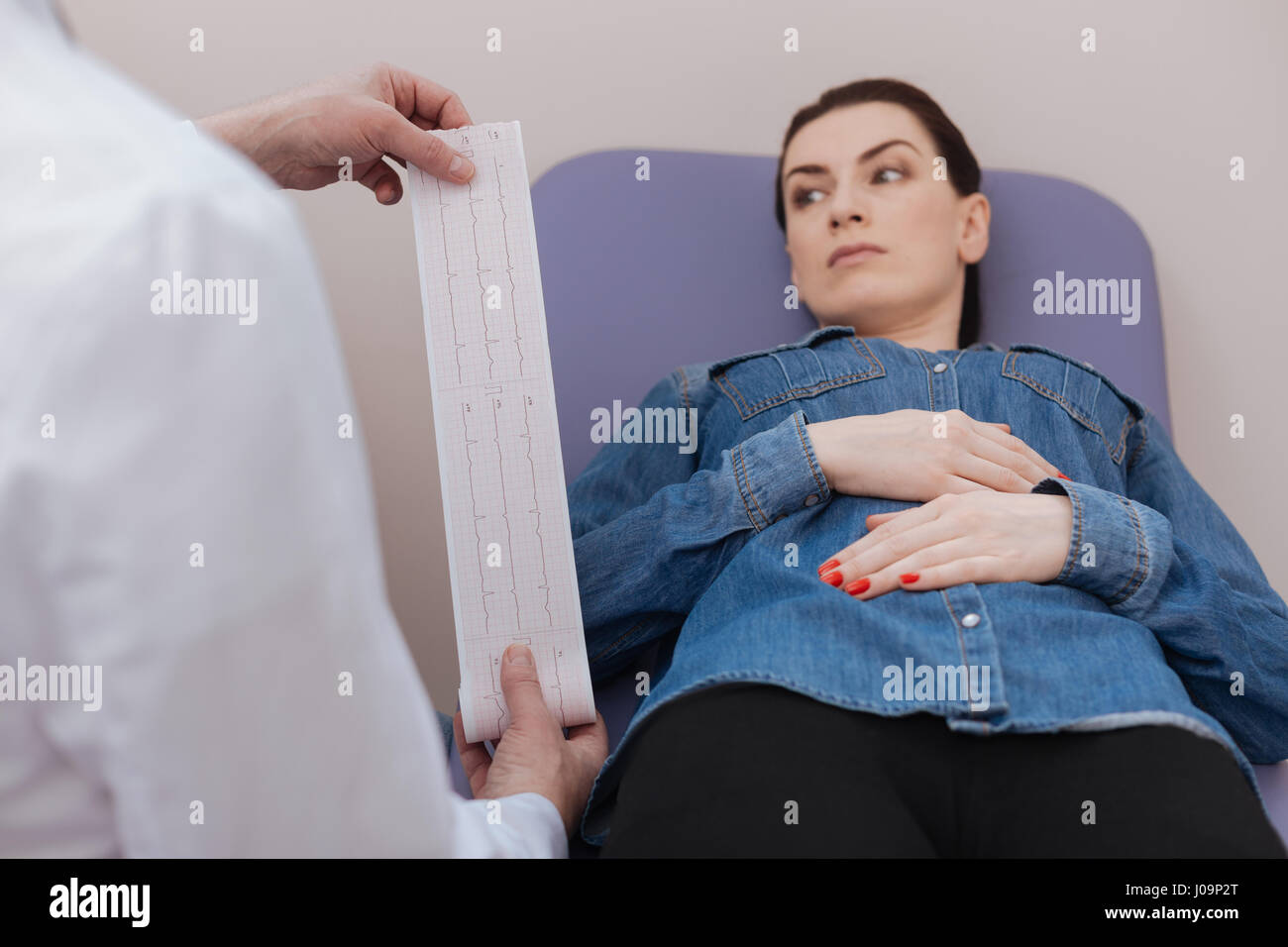 Unruhigen nachdenkliche Frau wartet auf Entscheidung der Ärzte Stockfoto