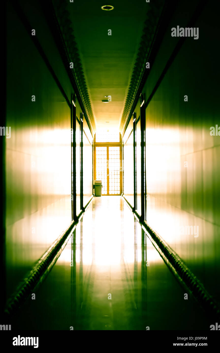 Innen schön leer modernen Hotels mit Korridor gegen Licht Stockfoto