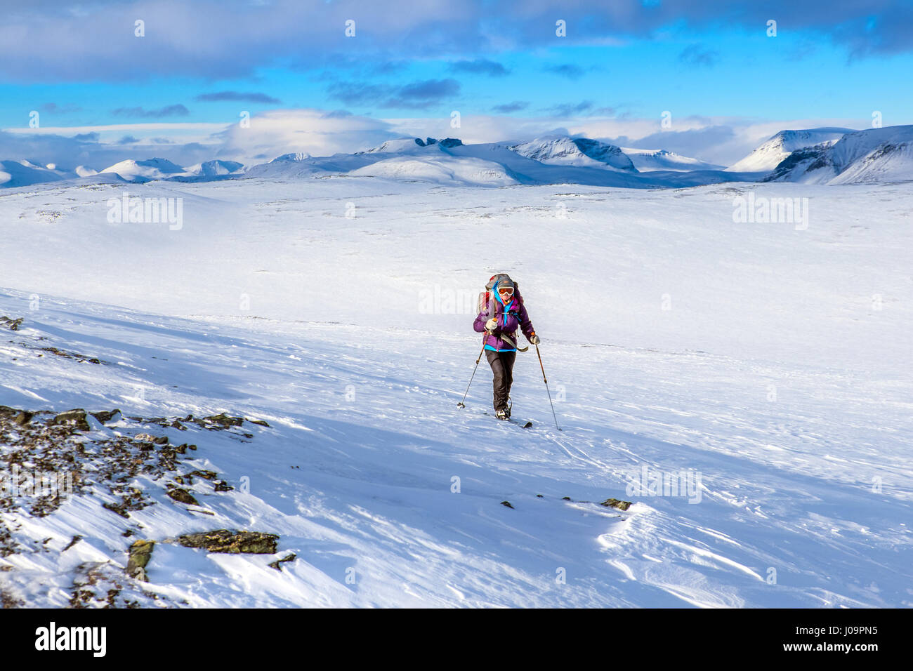 Ski-Tourer Skifahren die Troms Grenze Trail, eine lange Strecke Route in die Berge im Norden von Norwegen und Schweden Stockfoto