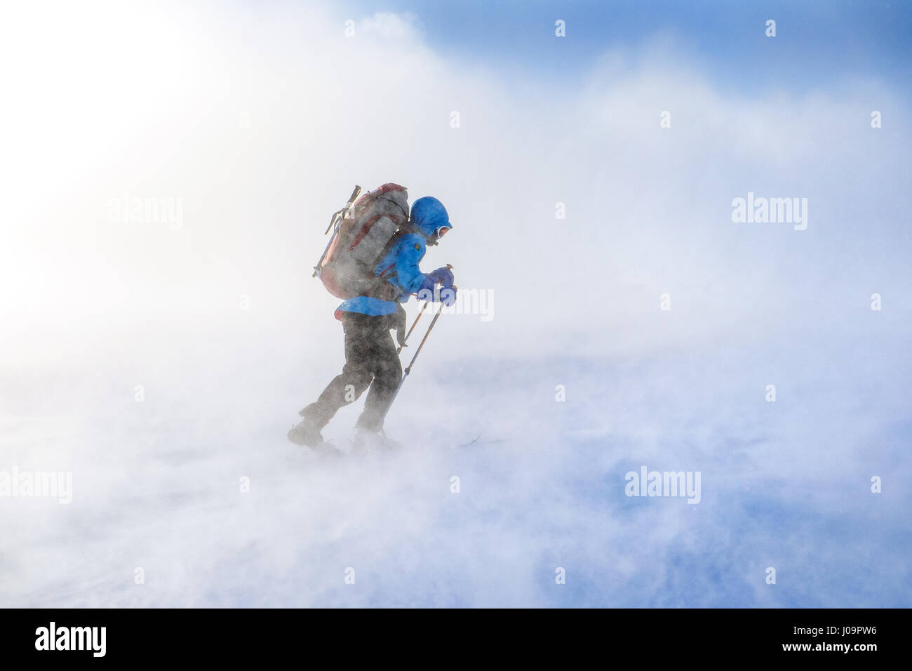 Skitouren in einem Schneesturm in Arktis Norwegen Troms Grenze unterwegs Stockfoto