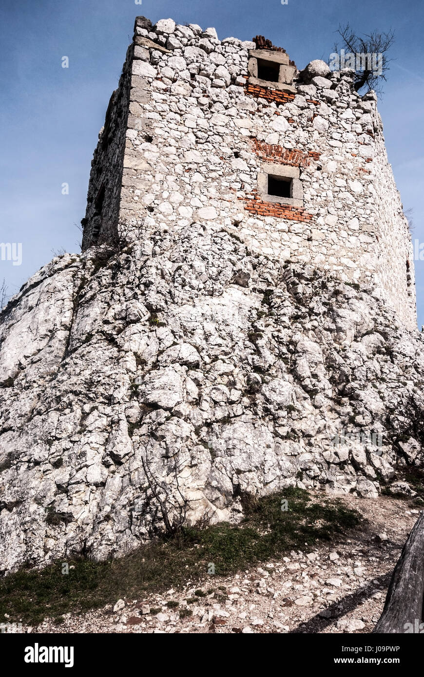 Die Ruinen der mittelalterlichen divci hrad Burg im nördlichen Teil der Palava Berge in der Nähe von Mikulov Stadt und Nove mlyny Wasserbehälter während der Frühling mit Blau Stockfoto