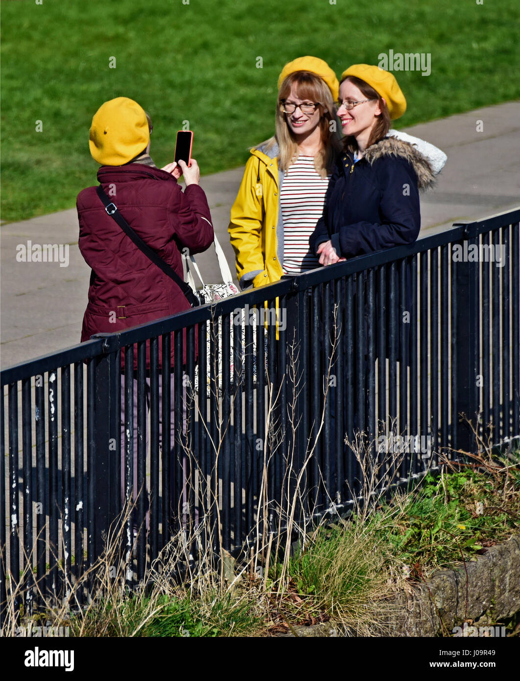 Drei Weibchen tragen gelbe Mützen. Kendal, Cumbria, England, Vereinigtes Königreich, Europa. Stockfoto