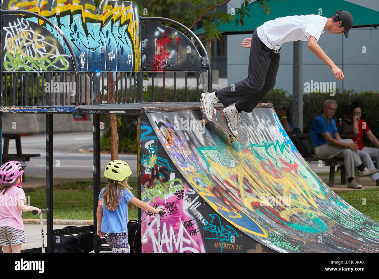 Junge asiatischer Mann skateboarding in der scape Skate Park, Singapur. Stockfoto