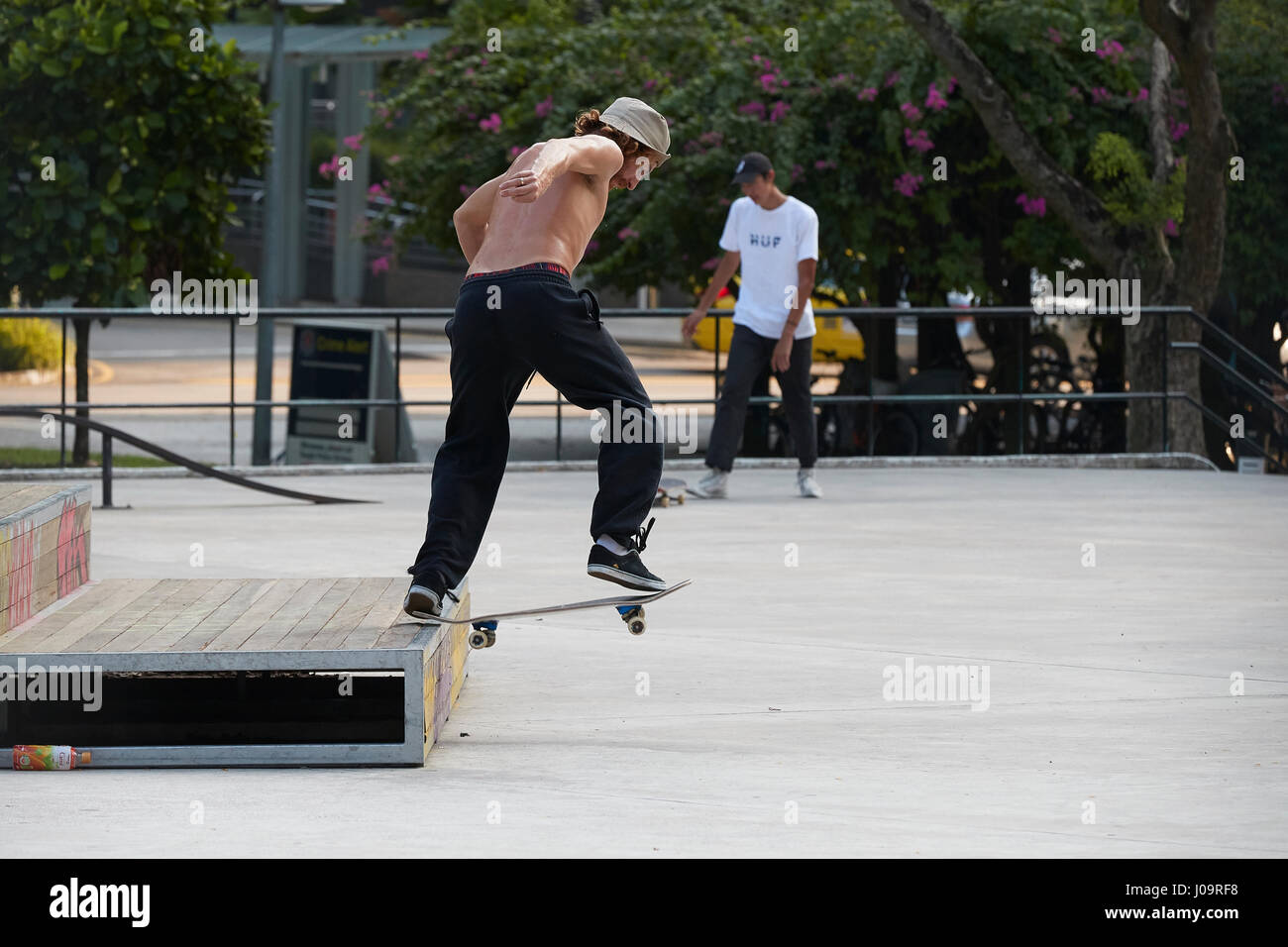 Junger Mann skateboarding in der scape Skate Park, Singapur. Stockfoto