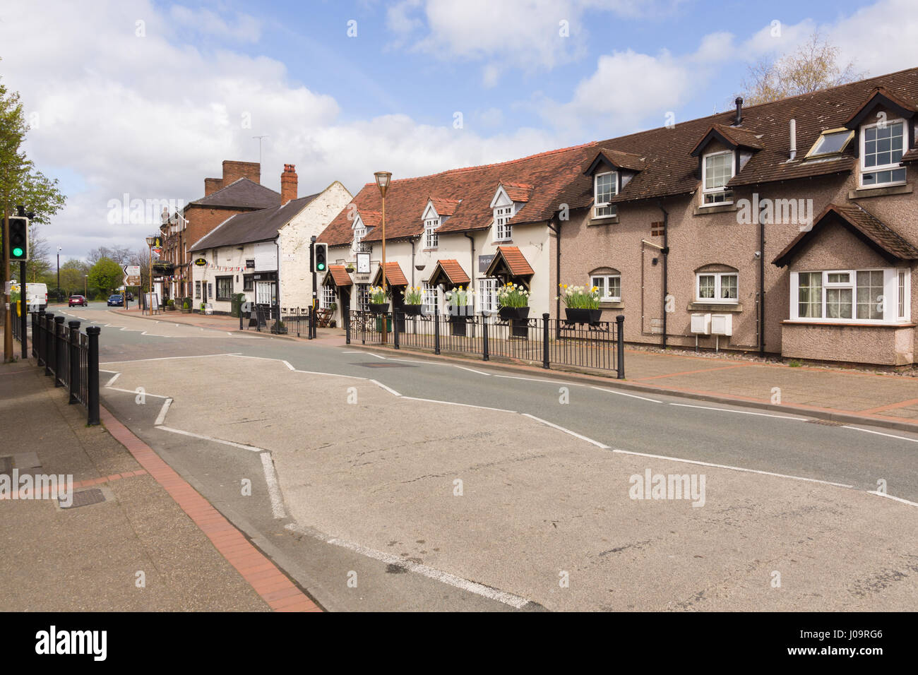 Die walisische Stadt Chirk oder Y Waun (auf Walisisch) An der Grenze von Wales und England mit seinen Reihen Von Geschäften und Hütten Stockfoto