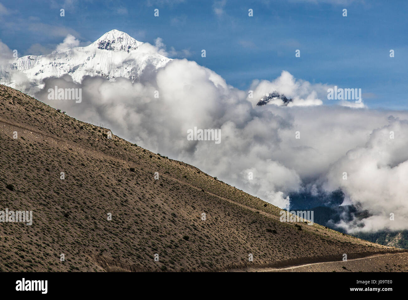 Der Höhepunkt des Nilgiri North, (7061m) aus dem Pfad neben dem Kali Gandaki Fluss in der Nähe von Kagbeni. Stockfoto