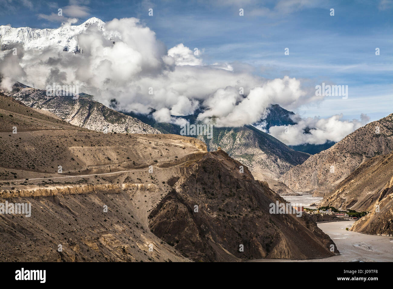 Das Dorf von Kagbeni am Ufer des Flusses Kali Gandaki und unter dem Gipfel des Nilgiri North (7061m). Stockfoto