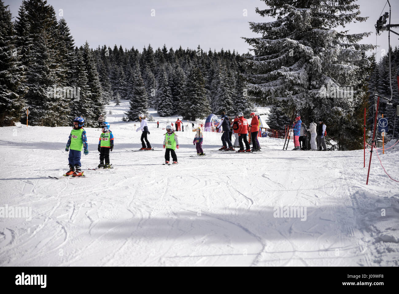 Kinder Gruppe Beginn Skikurs, Kopaonik Resort, Serbien. Stockfoto