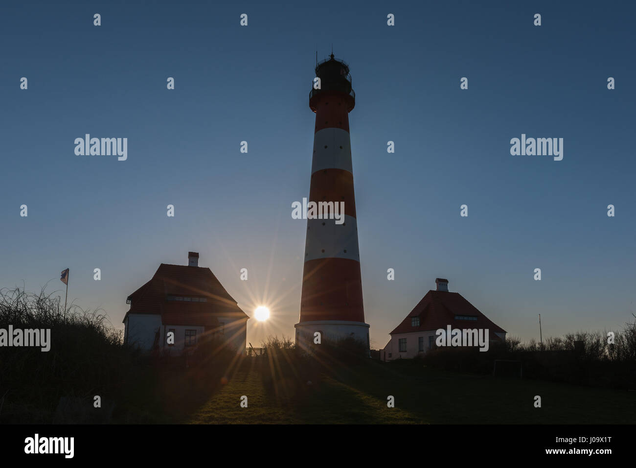 Deutschlands berühmteste Leuchtturm Westerheversand in den Salzwiesen entlang der Nordseeküste, Westerhever, Nordfriesland, Schleswig-Holstein, Deutschland Stockfoto