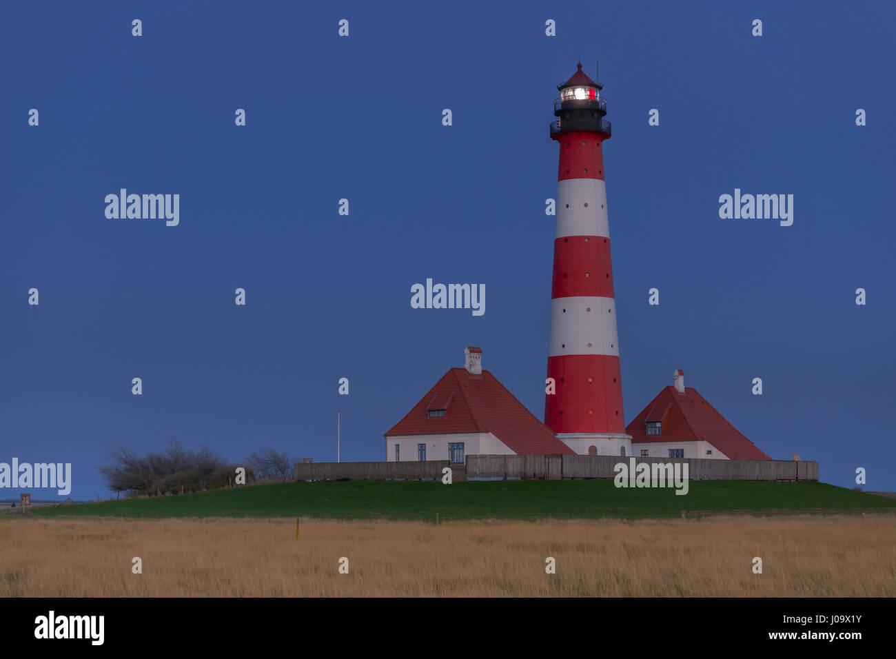 Deutschlands berühmteste Leuchtturm Westerheversand in den Salzwiesen entlang der Nordseeküste, Westerhever, Nordfriesland, Schleswig-Holstein, Deutschland Stockfoto