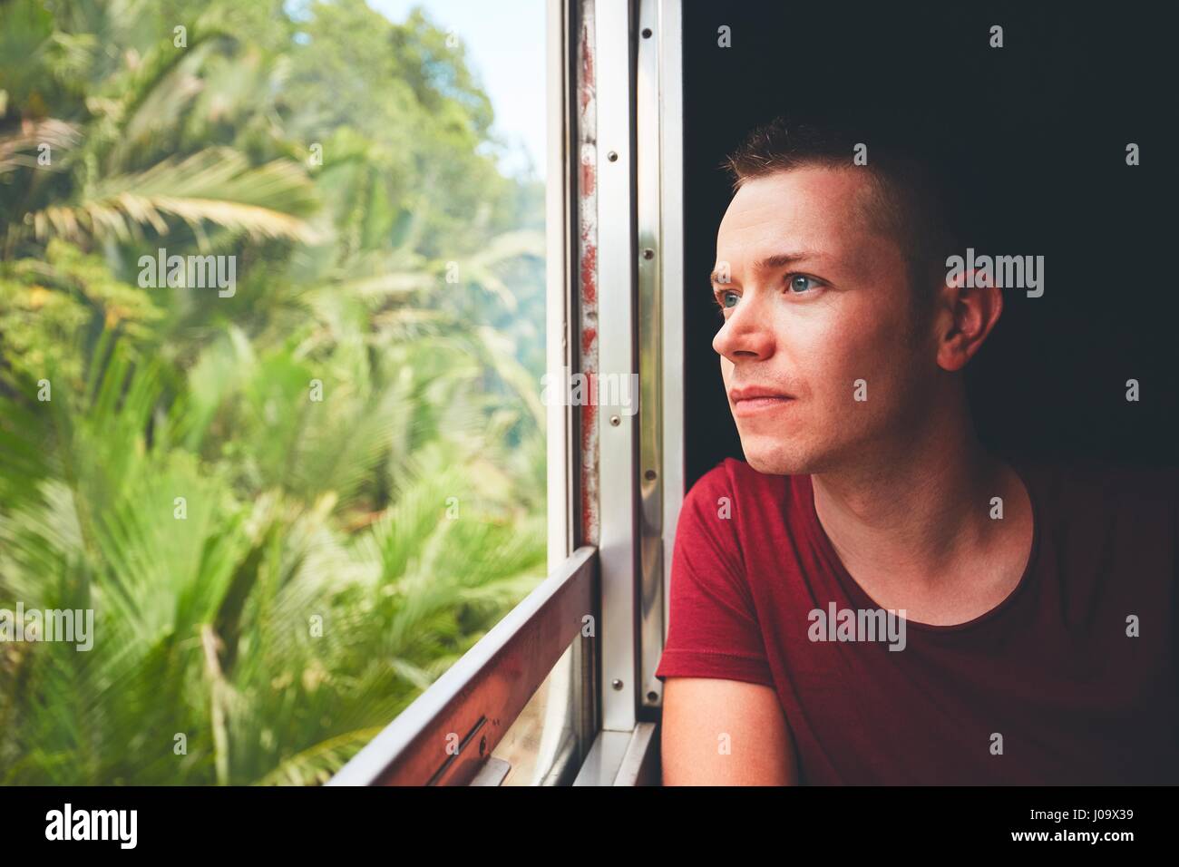 Junger Mann in den Urlaub Reisen mit dem historischen Zug. Stockfoto