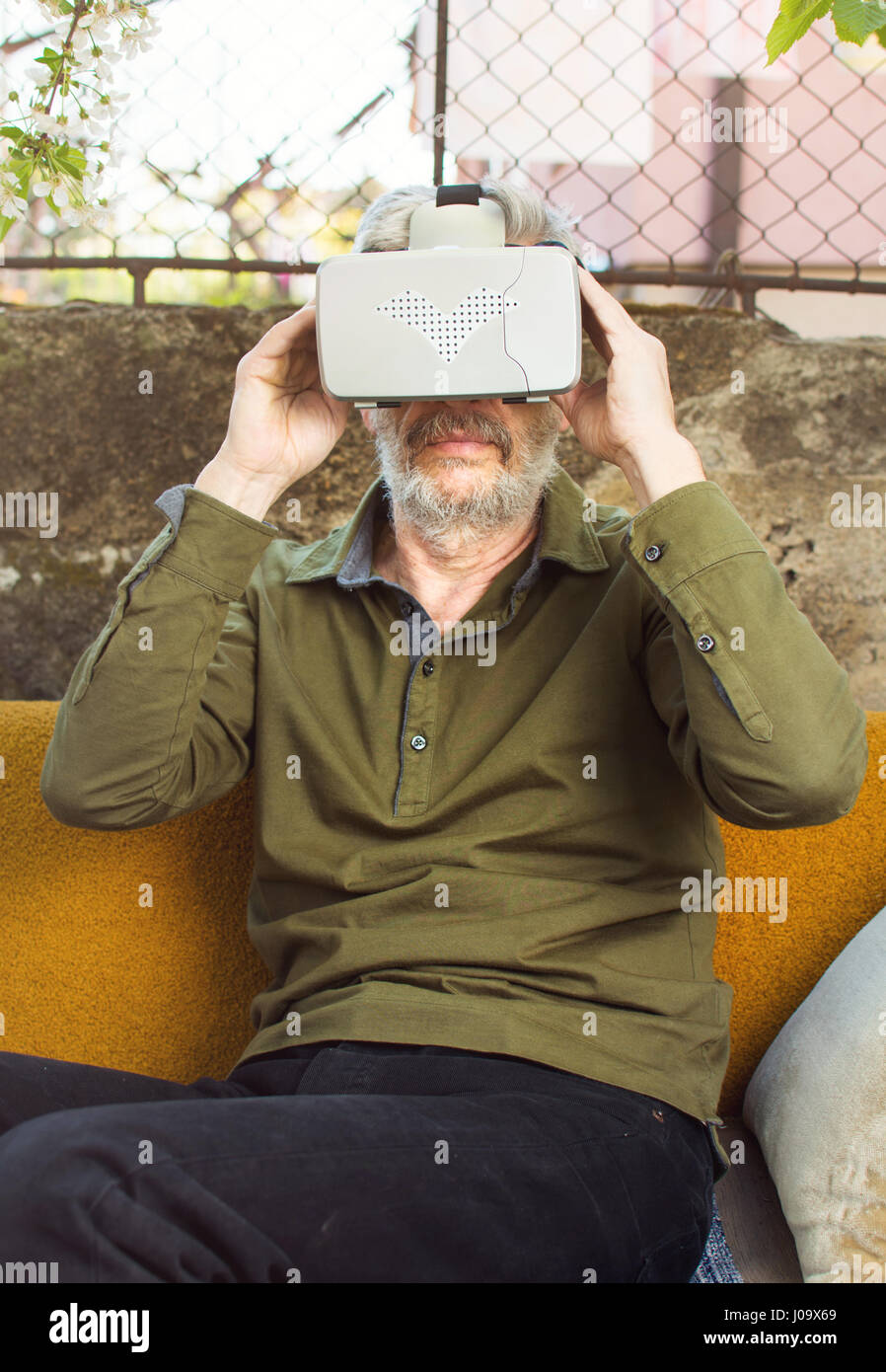 Senior woman mit virtual Reality Brille im Hinterhof Stockfoto