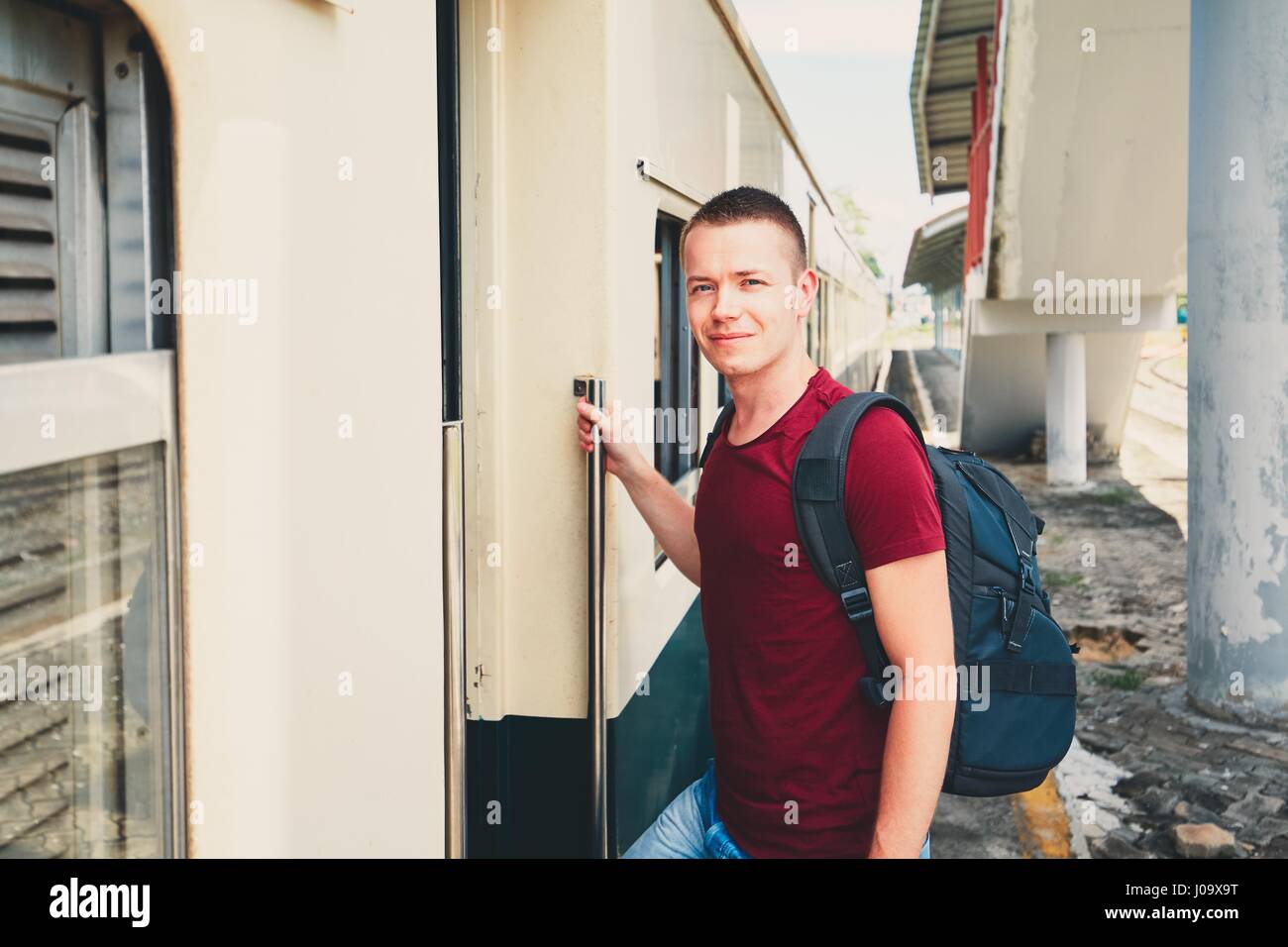 Junger Mann in den Urlaub Reisen mit dem historischen Zug. Stockfoto