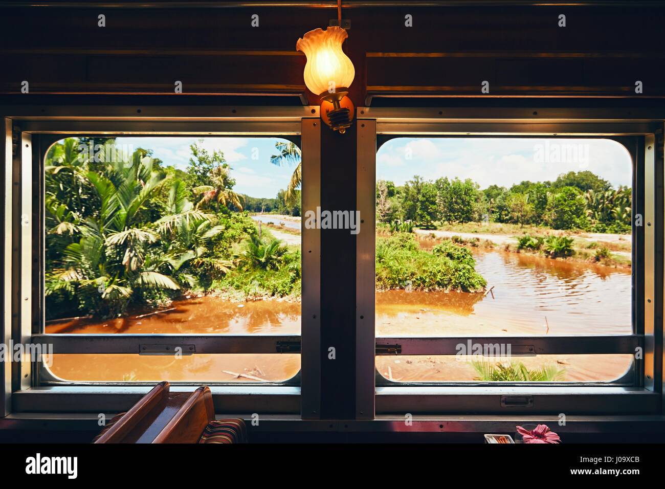 Blick vom alten Dampfzug auf der Durchreise Landschaft in Malaysia - selektiven Fokus auf das Fenster Stockfoto